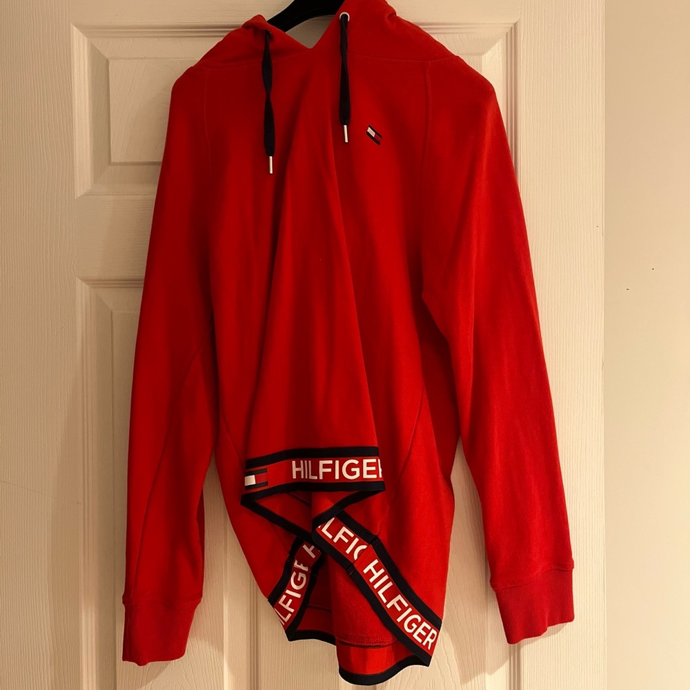 Tommy red sweatshirt